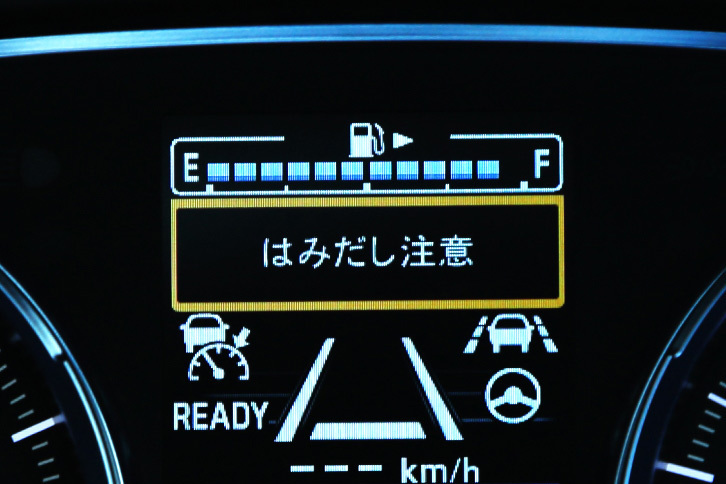 ふらつき運転や車線逸脱に対する警告も、メーター内のディスプレイに表示される。