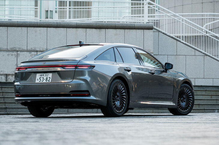 新世代「トヨタ・クラウン」シリーズの第3弾として、2023年11月に発表・発売された新型「クラウン セダン」。ショーファーカーとしての使用も想定した、フォーマルな大型セダンだ。（写真：向後一宏）