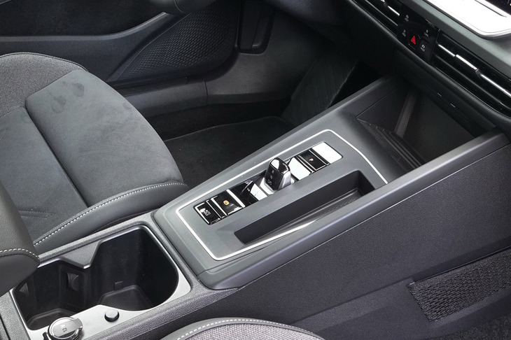 スイッチ式シフトセレクターのデザインは従来型と同じ。そのセレクタースイッチを中心に、上にスタート／ストップボタン、下にパーキングブレーキスイッチを配置する。日本仕様車には「スマートワイヤレスチャージング」が標準で装備される。