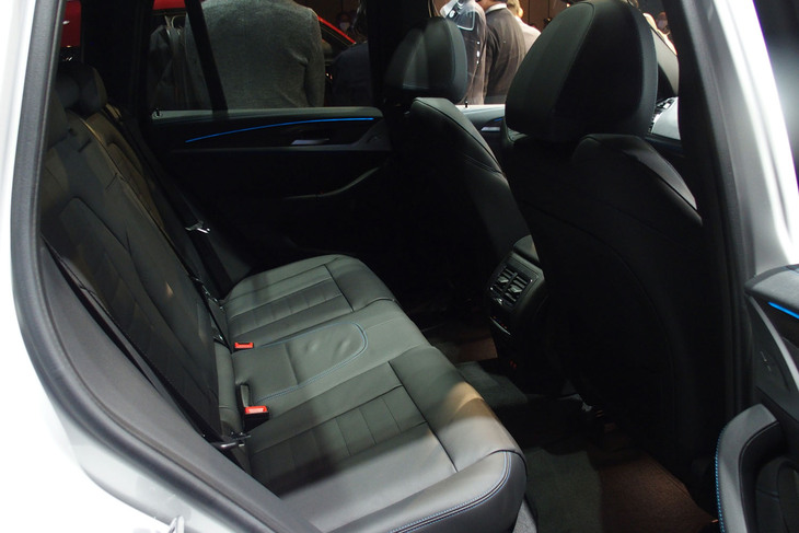 BMW iX3（リアシート）