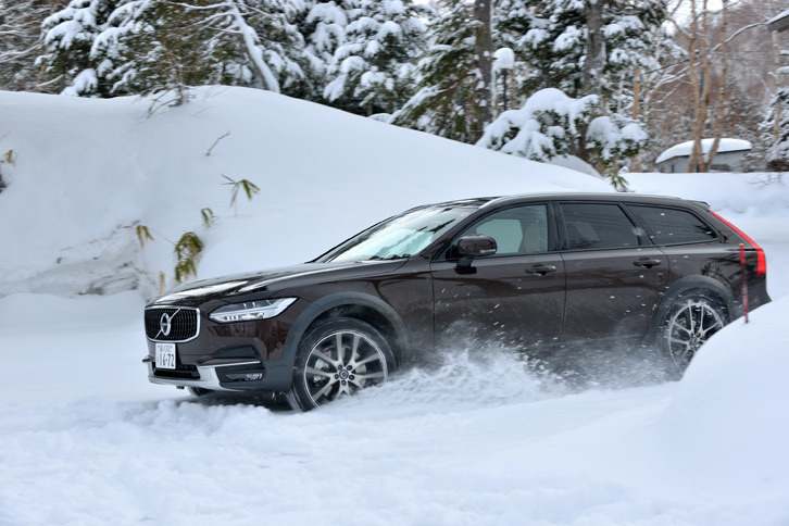 最低地上高は「V90」から55mmアップの210mm。写真のように新雪が積もったようなシチュエーションでも軽々と走破できた。