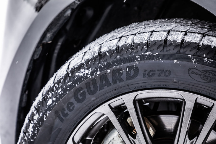 「アイスガード7」は13インチから21インチまで全113サイズをラインナップする、ヨコハマの最もプレミアムなスタッドレスタイヤ。氷にも雪にも効く歴代最高性能がうたわれている。