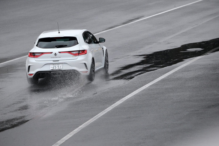 千葉県の袖ヶ浦フォレストレースウェイで行われた試乗会は、ご覧の通りのウエットコンディション。万全とはいえない路面状況で、谷口信輝は何を感じ取るのだろうか。