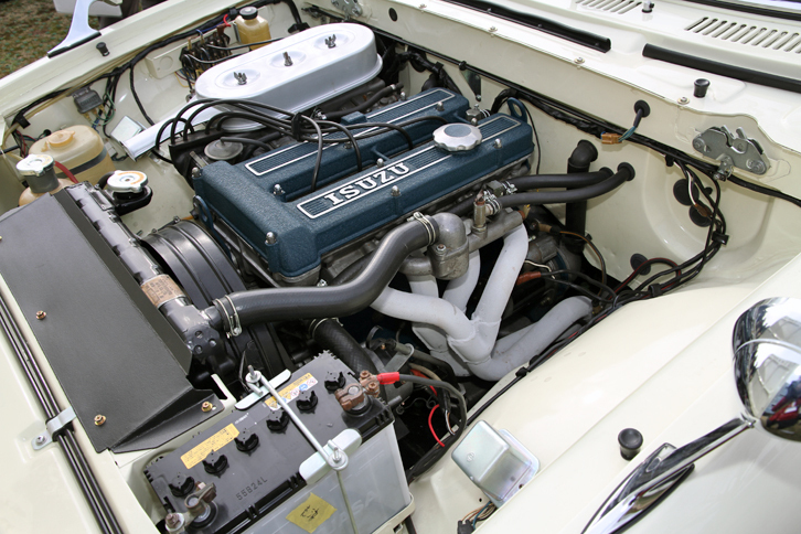 ベースとなった「フローリアン」や「ベレット1600GT」に使われていた1.6リッター直4 OHVをDOHC化した「117クーペ」のエンジン。ツインチョークのソレックスキャブレターを2基備え、1584ccから最高出力120ps/6400rpm、最大トルク14.5kgm/5000rpmを発生する。