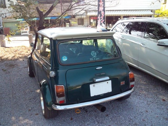 友人と遊びに行った埼玉・長瀞駅前にて。高速道路上での立ち往生を筆頭に、このクルマにはずいぶんひどい目に遭わされたものだが、なんだかんだいって、結構気に入っていたのだなあと思う。