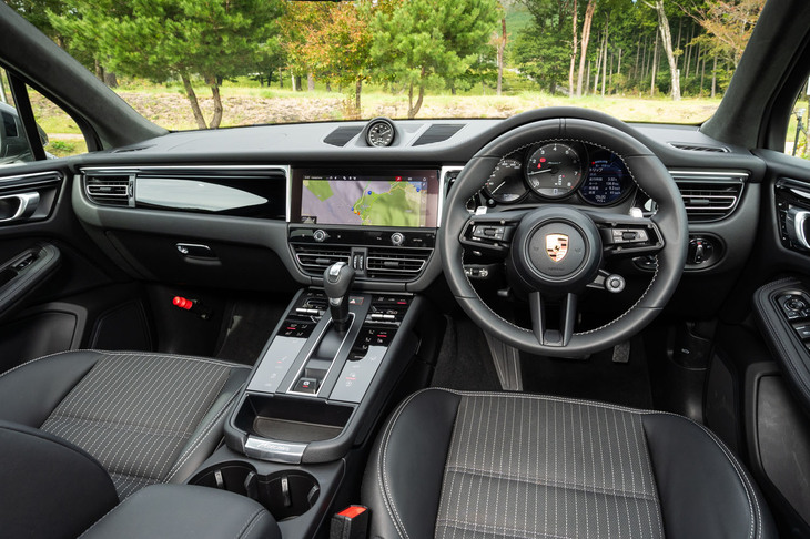 黒基調のインテリアには、ヒーター付きの「マルチファンクションGTスポーツステアリングホイール」や「スポーツクロノストップウオッチ」などを標準で装備。ブラックアルミニウム仕上げのエントランスストリップには、「Macan T」のロゴがあしらわれている。