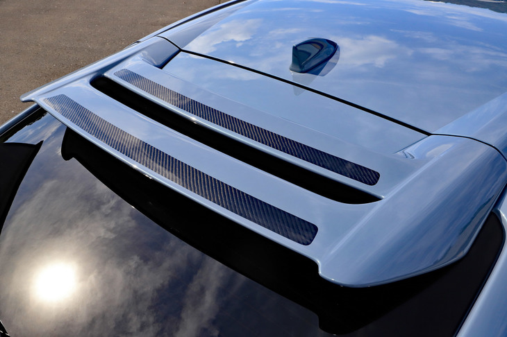 主な空力パーツについては、前期用の商品をマイナーチェンジモデル向けに適応させて設定。写真は、純正のテールゲートスポイラーと交換して取り付ける、FRP製のウイングスポイラー。