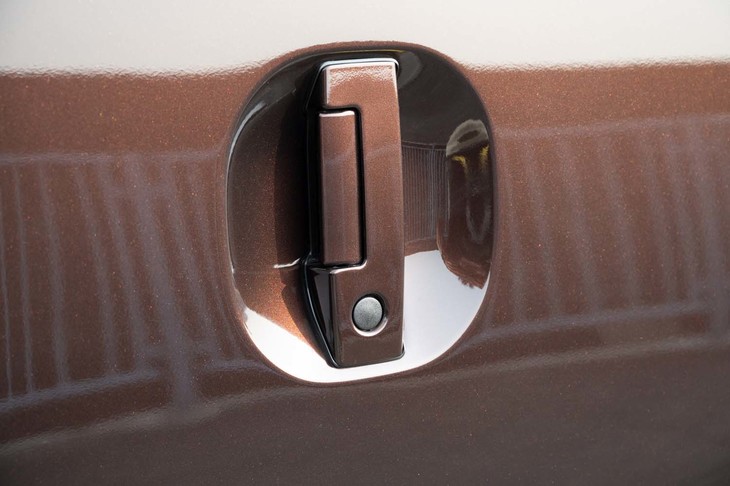 ワンタッチオートスライドドア（助手席側）はオプションで選べる。ドアレール内を通るワイヤーによって作動するプリミティブなタイプだ。