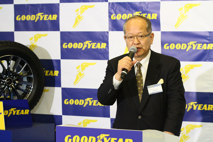 製品発表会であいさつに立った、日本グッドイヤーの金原雄次郎代表取締役社長。この冬のウインタータイヤ商戦には、「アイスナビ7」とオールシーズンタイヤの「ベクター4シーズンズ ハイブリッド」の、二枚看板で臨むと語った。