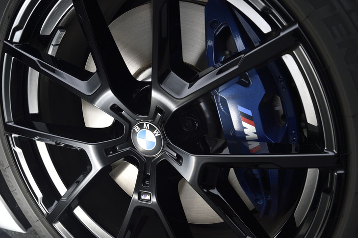 「840iクーペMスポーツ」のブレーキシステムは「大径Mスポーツブレーキ」と呼ばれるもの。スチール製のベンチレーテッドブレーキローターとブルーにペイントされたロゴ入りのキャリパーが組み合わされている。