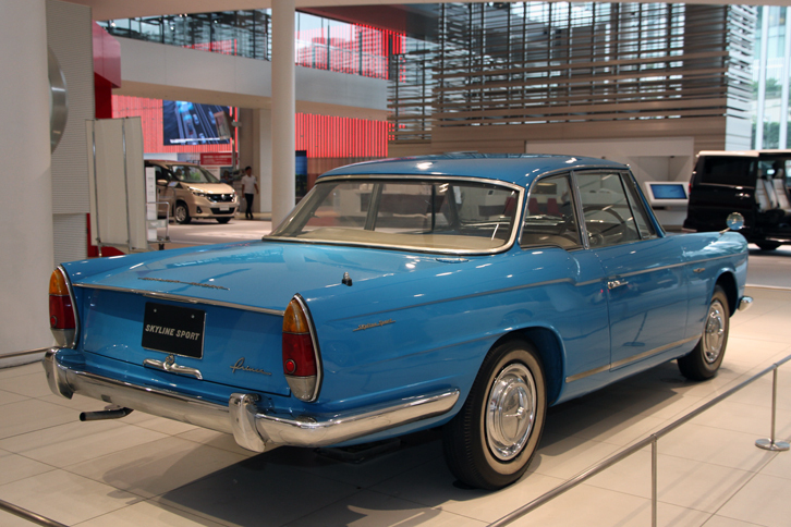 当時の劣悪な道路状況を反映して205mmの最低地上高を確保した実用車のシャシーがベースのため、いささか腰高な印象は否めない。しかし、ピラー類の細さはイタリアンデザインならではの繊細さを感じさせる。