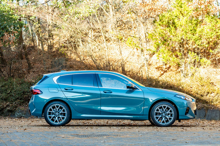 新型のボディーサイズは全長×全幅×全高＝4370×1800×1465mm。全長がわずかに拡大しているが、2670mmのホイールベースは先代モデルと変わらない。