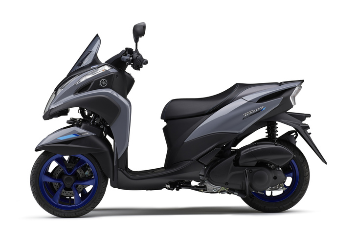 新色「ブルーイッシュグレーソリッド4」（写真）が採用された「トリシティ155 ABS」。前後輪ホイールがブルーのアクセントカラーで塗られている。