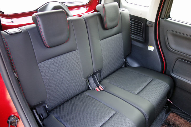 「スズキ・スペーシア カスタム ハイブリッドXSターボ」（リアシート）