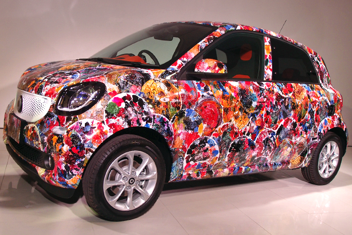 画家 横尾忠則氏の展覧会「横尾忠則 迷画感応術」に出展される、「スマート・フォーフォー」のアートカー。氏が絵画制作の際に使う“紙皿の絵画パレット”をもとにした絵柄で、ボディー全体が覆われている。