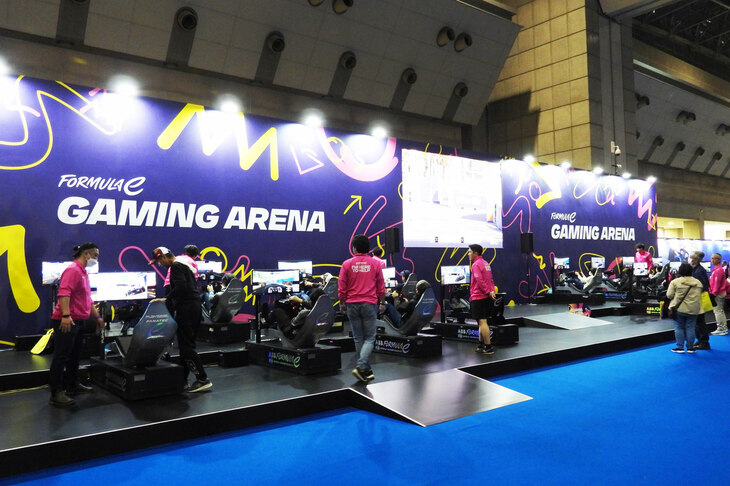 フォーミュラEのドライビングシミュレーターのコーナー。ちまたでは「電気自動車は音がしなくてツマラン！」という人もいるけれど、バーチャルとはいえフォーミュラEの走りを体感した人は、どう感じただろう。