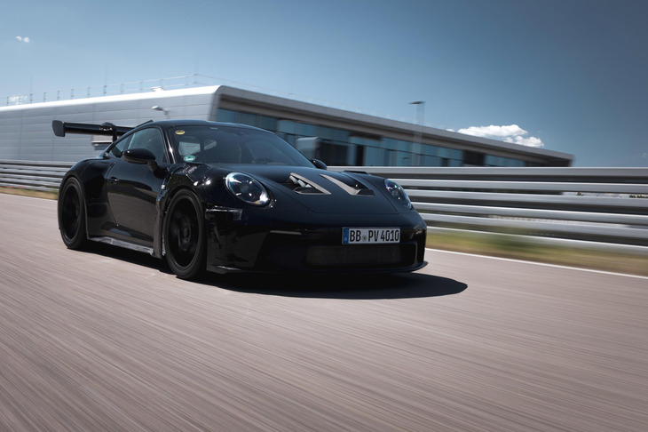 高回転型の自然吸気エンジンを搭載する新型「ポルシェ911 GT3 RS」。2022年8月17日に正式発表される予定だ。