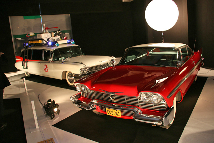 次ページ以降で触れる、パリモーターショー2016の特別展「自動車と映画」における、「SF」フィルムの部のひとこま。写真左から、1959年製のキャデラックの救急車をベースにした『ゴーストバスターズ』（1980年）の劇中車と、『クリスティーン』（1983年）に登場する1957年型の「プリマス・ヒューリー」。