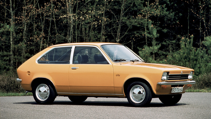 1975年5月、ひと足先にイギリスで「ボクスホール・シェヴェット」として登場した3ドアハッチバックが、「カデット シティ」の名で追加された。