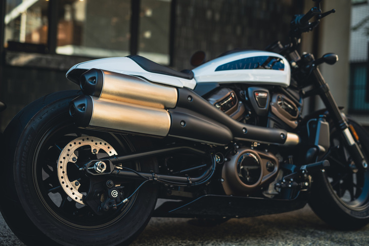 フラットトラッカーをモチーフにしたというハイマウントマフラー。耐触性の高いステンレススチール製だ。