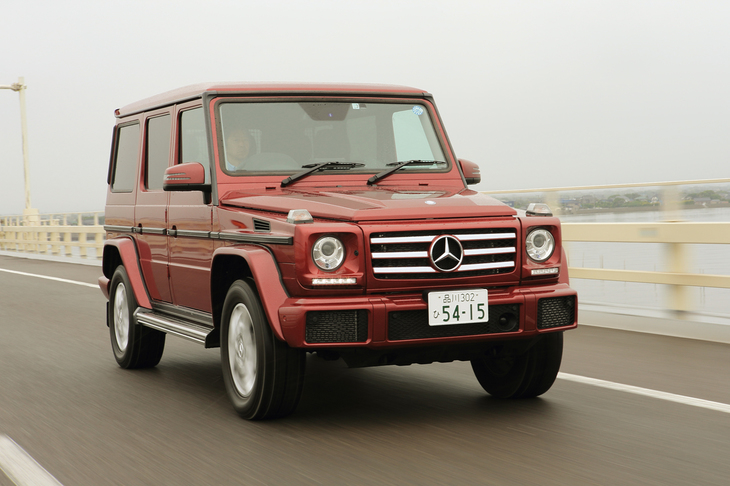 高速道路を行く「Gクラス」。直線基調のデザインは、外観上の個性として際立っている。