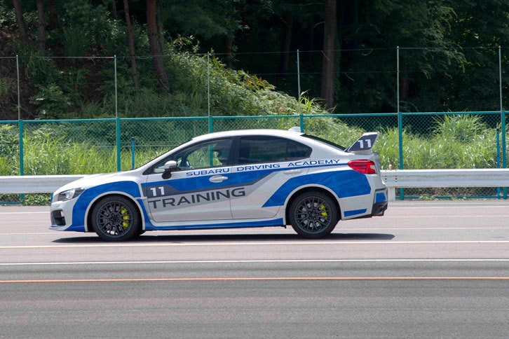 写真では分かりづらいが、こちらは「WRX STI」による急制動のトレーニングの様子。