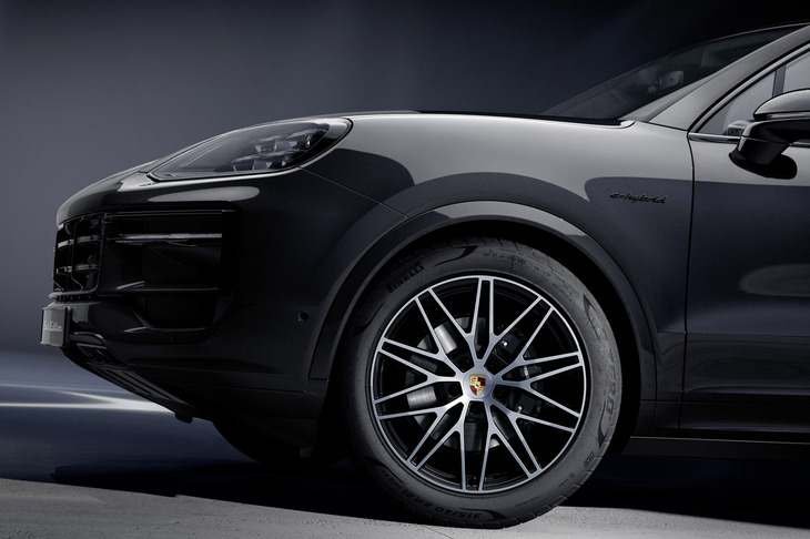 「カイエンS Eハイブリッド クーペ ブラックエディション」のホイール。