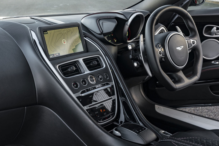 内外装ともに黒一色で仕立てられた劇中車は、通常の製造ラインでつくられたまったくのスタンダード。室内にガジェットの類いは一切見当たらなかったが、詳細は劇場で見てからのお楽しみである。