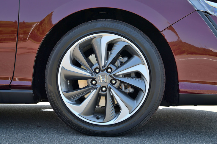 アルミ製の本体に樹脂キャップ（グレーのパーツ）を装着した18インチアルミホイール。ブレーキの冷却や空力性能、軽量化などに配慮されている。