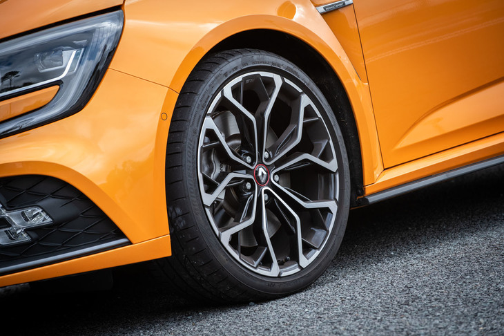 日本仕様では19インチのタイヤ＆ホイールが標準（本国では18インチ）。タイヤは専用開発された「ブリヂストン・ポテンザS001」を履く。