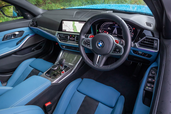 インテリアの基本デザインは「3シリーズ」と共通。「BMW Individual」の手になる写真のトリムアイテム「アルミニウム・ファブリック・ハイグロスインテリアトリム」は、9万6000円の有償オプションとなる。