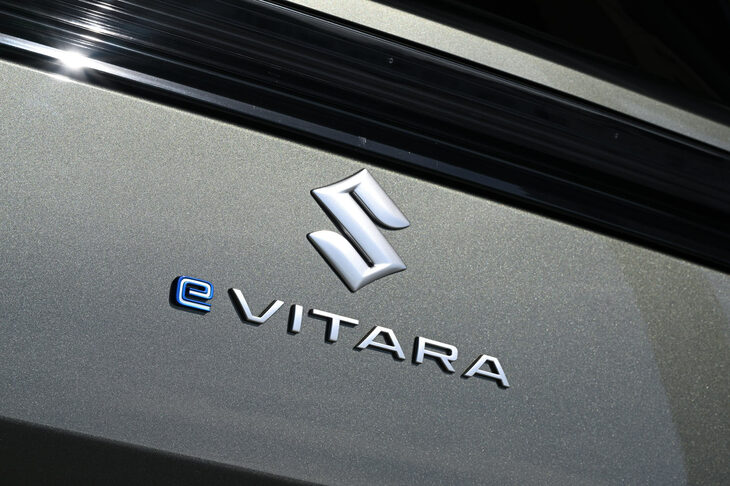 車名の「ビターラ」とは、コンパクトSUV「エスクード」の海外名。「日本では『eエスクード』って車名になるのかしら？」と思っていたが、わが国でも「eビターラ」の車名で導入されるようだ。