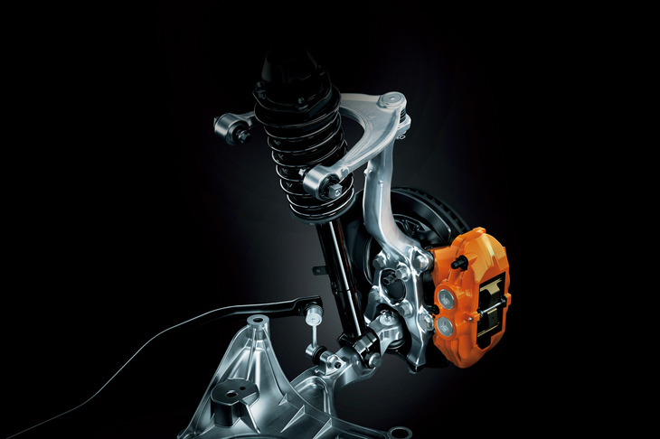 フロントのサスペンション。足まわりではショックアブソーバーやブッシュが変更されている。