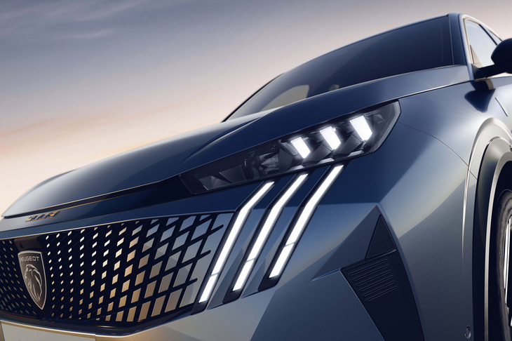 中央部にブランドエンブレムが備わる大型フレームレスグリルが採用された「プジョー5008ハイブリッド」のフロントマスク。