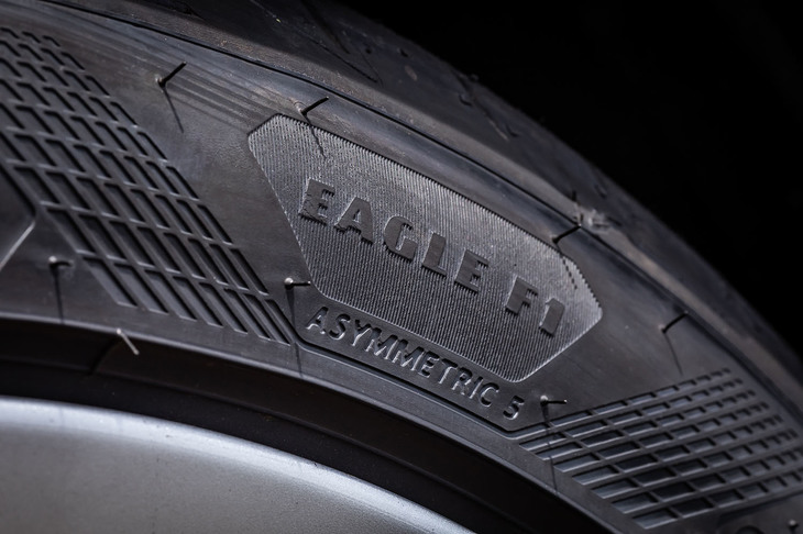 「イーグルF1アシメトリック5」は欧州で開発されたUHPタイヤで、製造も欧州で行われている。「EAGLE F1」のブランド名と「ASYMMETRIC 5」の製品名を組み合わせたサイドウォールのロゴは、グッドイヤーの最新CIを用いてデザインされたもの。