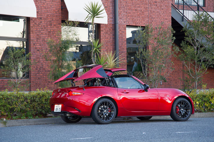 開閉の動作の美しさにもこだわったというリトラクタブルハードトップ。スチール、アルミ、プラスチックと、素材を細かく使い分けることで軽さと剛性の高さを両立している。