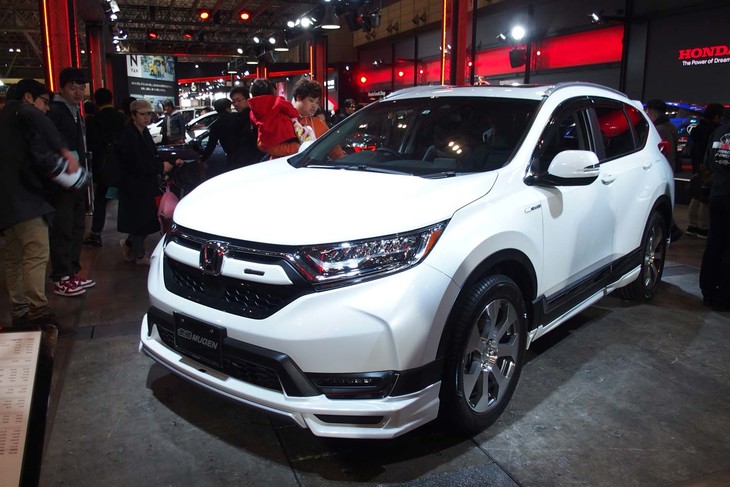 フロントグリルガーニッシュや、フロントアンダースポイラーなどを組み込んだ「MUGEN CR-V」（無限用品装着車）のフロントビュー。