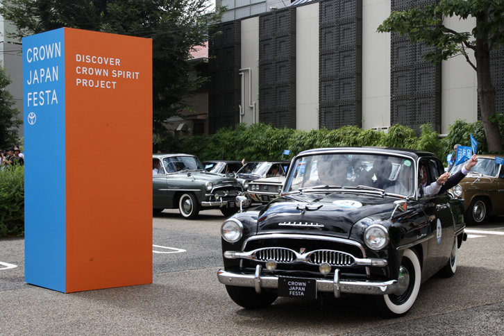 ゴールパレードの先頭は、神奈川トヨタの「トヨペット クラウン」。1955年生産の最初期型である。遅れて追加された「クラウン デラックス」に見えるが、オーナーの好みでスタンダードをデラックス仕様に改装したとのこと。直4 OHV 1.5リッターエンジンを搭載。