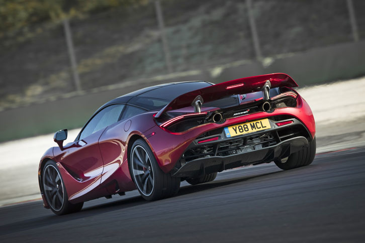 「720S」の車両価格は3338万3000円から。標準グレードのほか、上位グレードとして「パフォーマンス」と「ラグジュアリー」の計3タイプが用意される。