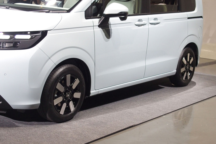 ホンダ・フリードe：HEVエアーEX（サイドビュー）