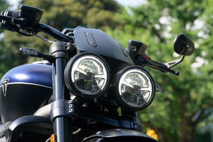 初代から受け継がれる丸目2灯のヘッドランプ。ユニークなデイタイムランニングランプとトライアンフのロゴが目を引くヘッドランプを含め、灯火類はすべてLED式となる。