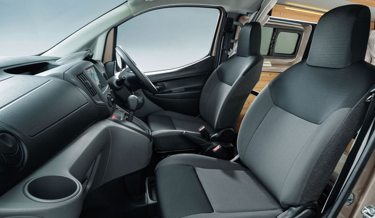 キャビンと異なり、ダークなインテリアカラーが採用された前席。それぞれの空間を仕切るカーテンもオプション設定される。