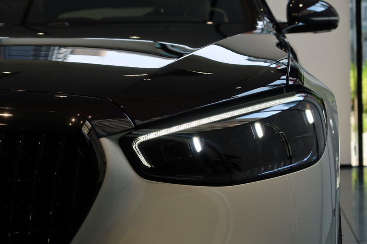 メルセデス・マイバッハS680エディションノーザンライツ（ヘッドランプ）