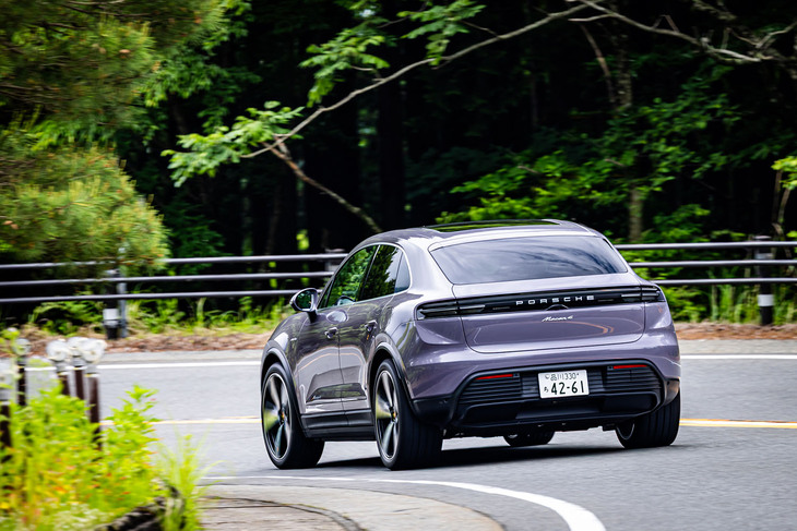 高速での絶対的な安定感やフラット感、積極的にアクセルオンするほどに曲がり込む旋回特性など、車台となるPPEを共用する「アウディQ6 e-tron」よりも高速志向のスポーツカー的な味わいともいえる新型「マカン4」。今回は495.0km走行し、車載電費計の計測値は4.87km/kWhであった。