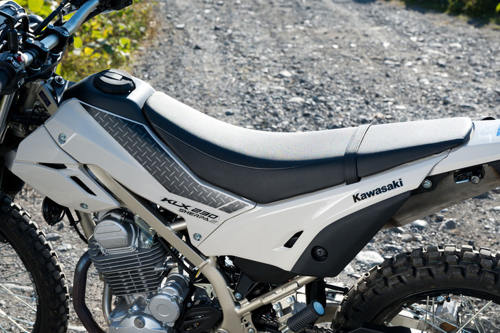 シート高は「KLX230」の880mm、「KLX230S／KLX230シェルパ」の845mmに対し、「KLX230シェルパS」では825mmに抑えられている。
