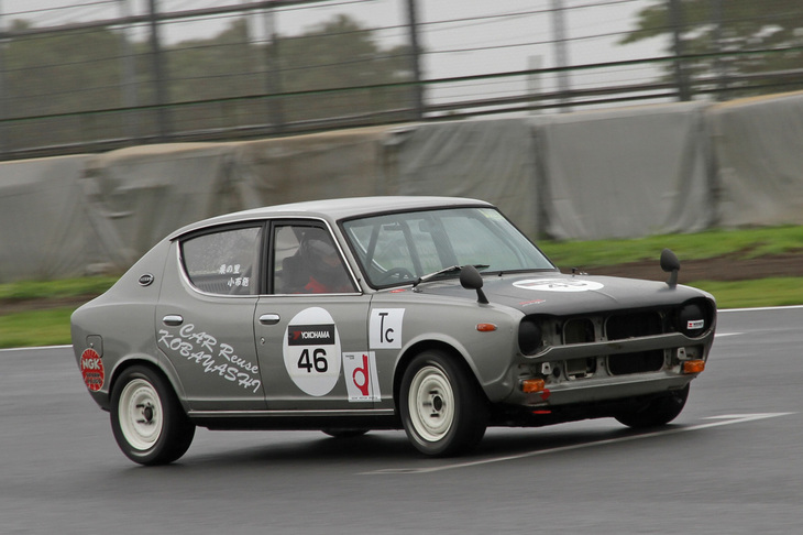 ジャパンランに出走した1971年「日産チェリー4ドアX-1」。日産初のFF車だった初代チェリーの高性能版。「サニー1200GX」と基本的に同じSUツインキャブ仕様のA12エンジンを搭載する。