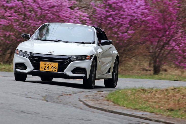 「モデューロX バージョンZ」のフロントホイールアーチ前方には「エアロガイドステップ」が設けられており、ステアリングの切り始めでタイヤが生じさせる空気の乱流を抑え、路面との接地性を向上させる。