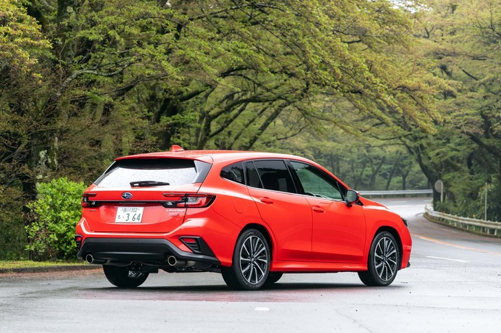 【スバル・レヴォーグSTI Sport R EXのスペック】
	ボディーサイズ：全長×全幅×全高＝4755×1795×1500mm／ホイールベース：2670mm／車重：1630kg／駆動方式：4WD／エンジン：2.4リッター水平対向4 DOHC 16バルブ ターボ／トランスミッション：CVT／最高出力：275PS（202kW）/5600rpm／最大トルク：375N・m（38.2kgf・m）/2000-4800rpm／タイヤ：（前）225/45R18 91W／（後）225/45R18 91W（ヨコハマ・ブルーアースGT）／燃費：11.0km/リッター（WLTCモード）／価格：477万4000円
	
	【取材時の燃費データ】
	テスト距離：206.0km（市街地1：高速道路7：山岳路2）／使用燃料：21.3リッター（ハイオクガソリン）／参考燃費：9.7km/リッター（満タン法）／9.5km/リッター（車載燃費計計測値）