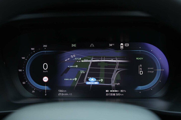 フルカラーの液晶メーター。「XC40リチャージ」の0-100km/h加速タイムは7.3秒で、最高速度は180km/hと公表される。