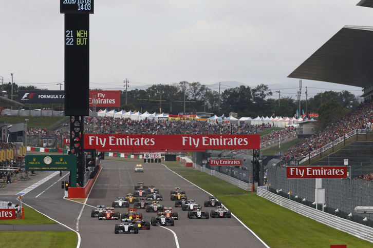 スタートでトップを守ったポールシッターのロズベルグ（先頭）。予選2番手のハミルトンは鈍い加速で8位へと後退した。（Photo=Mercedes）